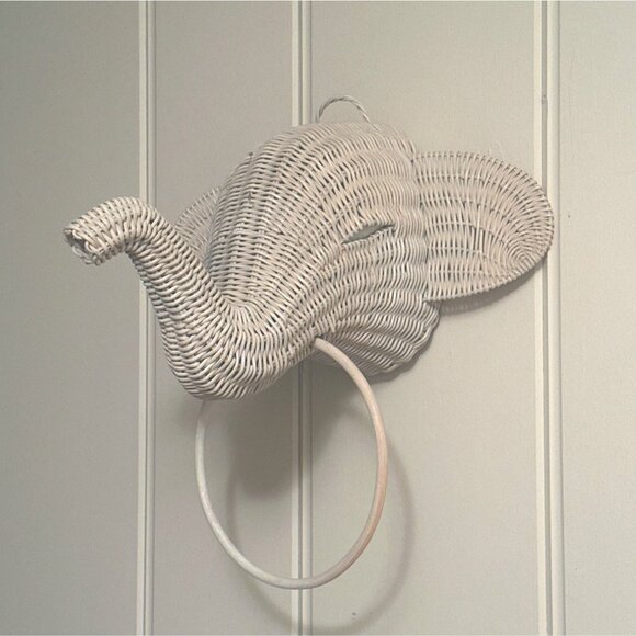 Wall-Mounted Wicker Elephant Ring Towel Holder Home Walll Decor Unique Handmade - Picture 1 of 11
